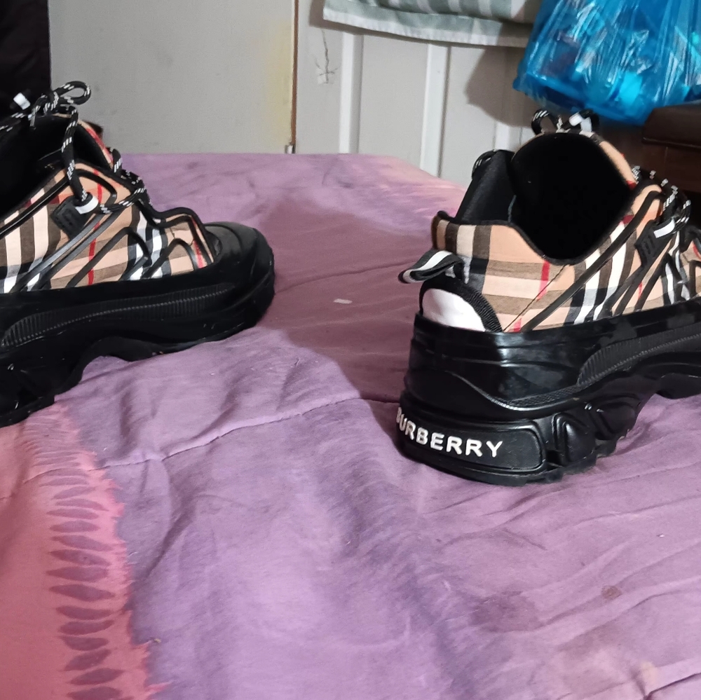 Size 10 beige and black Burberry sneakers - Picture 7 of 10